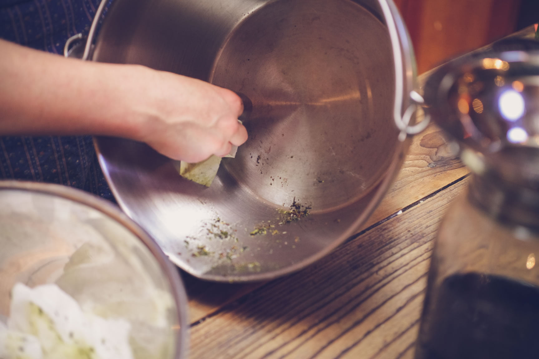 cleaning an oily pan