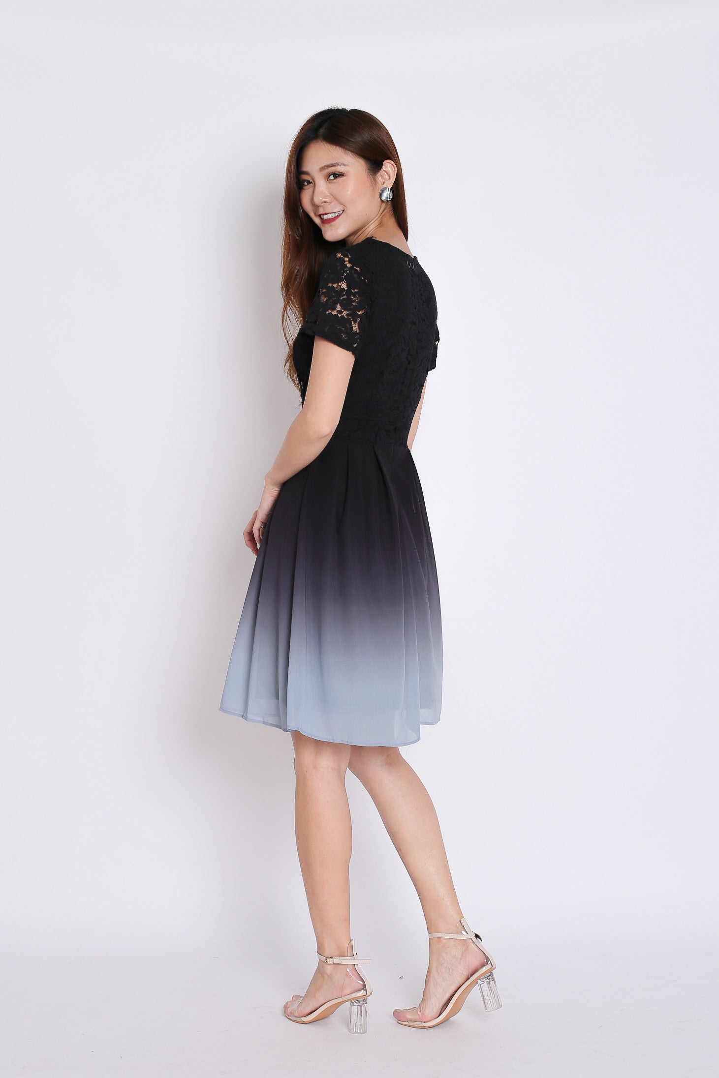 (PREMIUM) LACE OMBRE DRESS (BLACK/ GREY)