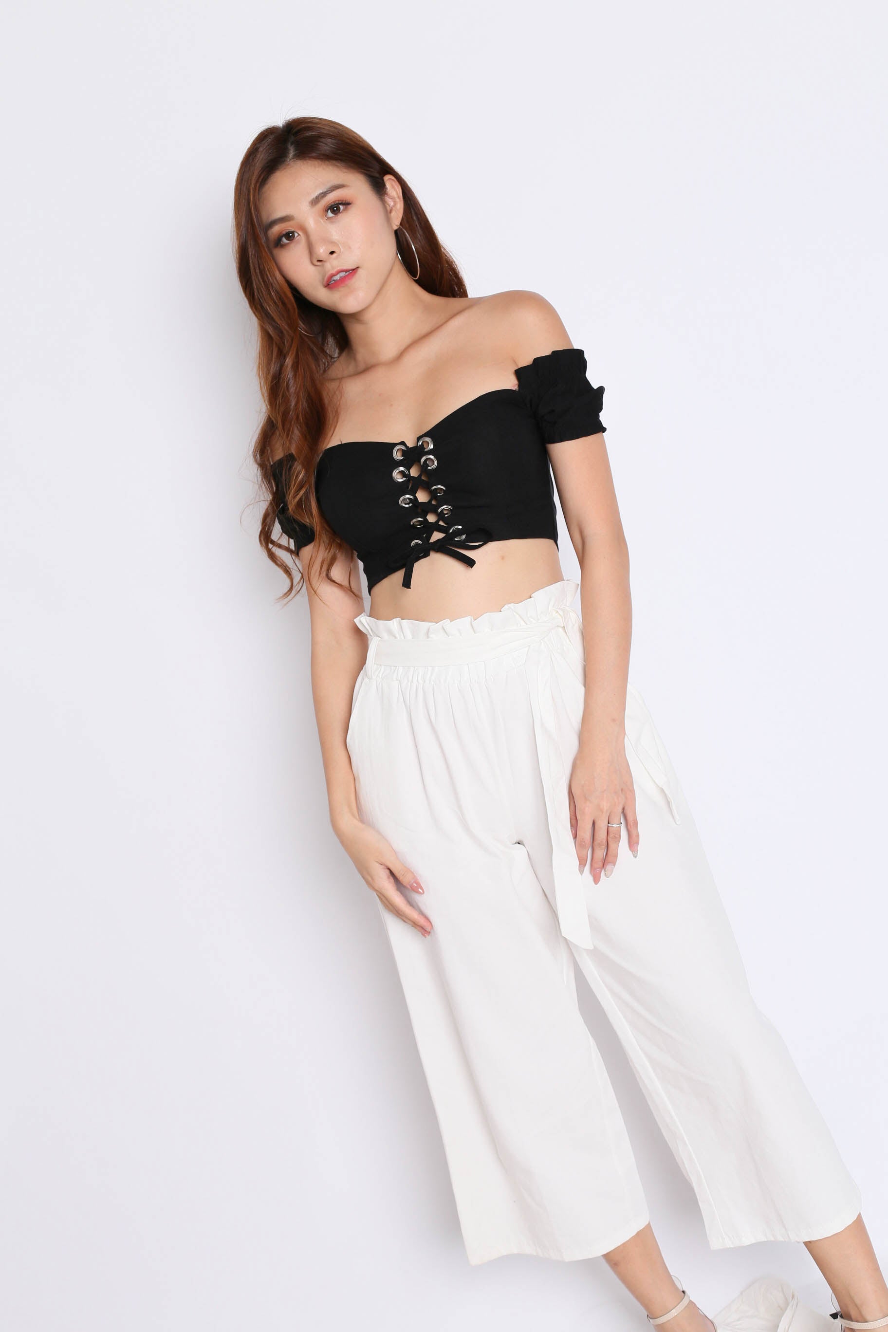 LACED OFF SHOULDER BASIC CROP TOP IN BLACK