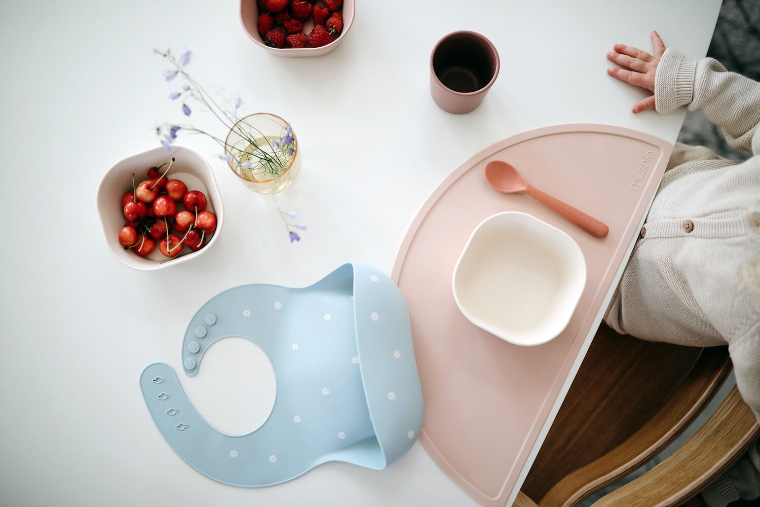 Mushie Silicone Bib Silicone Bib White Daisy | lincolnstreetwatsonville