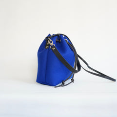 bucket bag, felt bag, zipperbag, blue, studiorowold, rowold, emmer tas, vilt tas, blauw, side view