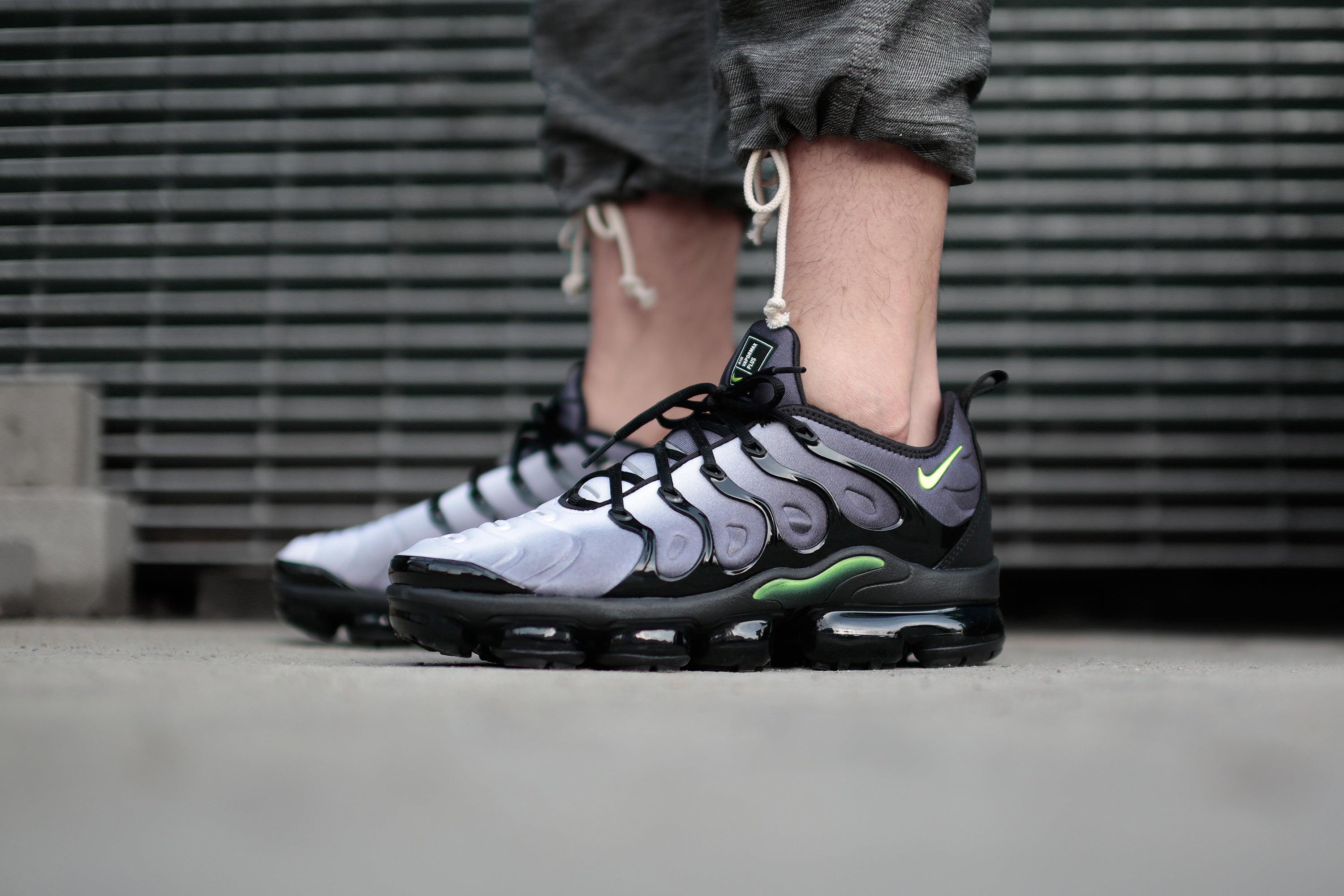 vapormax plus volt black