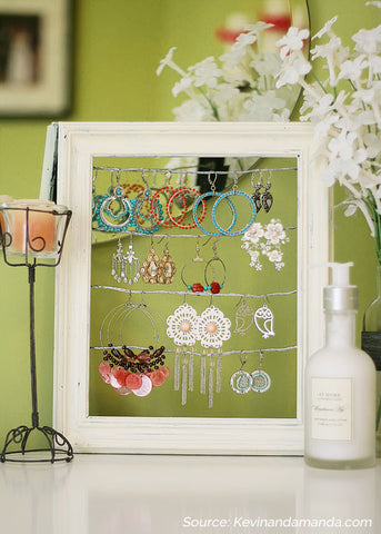 DIY jewelry stand from picture frame - 5 Creative Upcycling Ideas to Style your Home Sustainably on Prosperity Candle Blog 