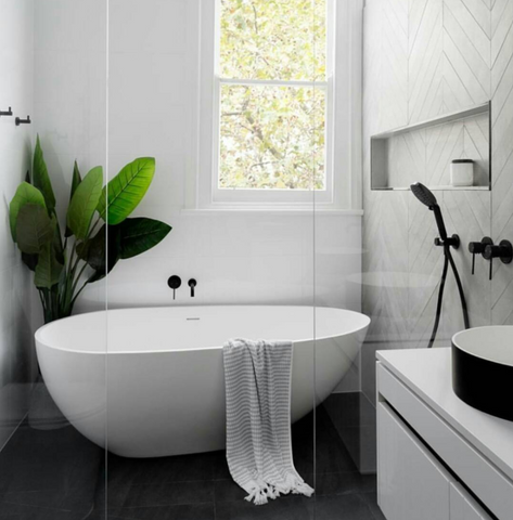 Exemple de salle de bain en noir et blanc