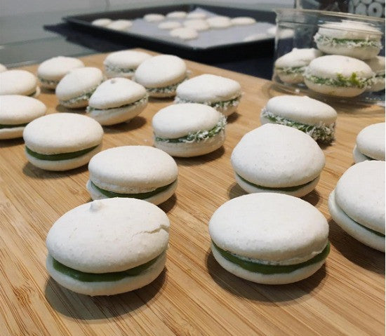 Switch eggs with aqua faba and bake for yourself these lovely delicious and TOTALLY vegan Avocado Matcha Macarons