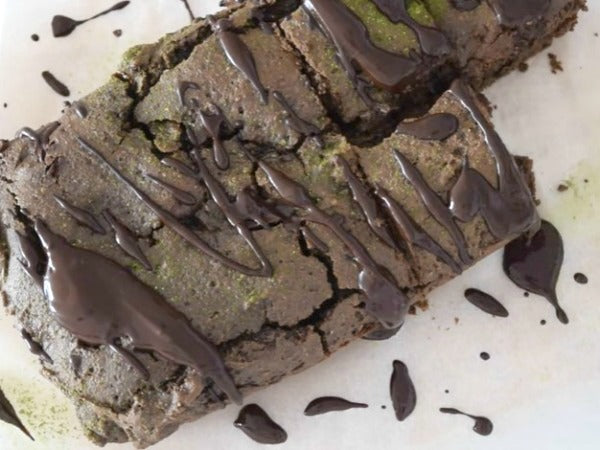 Healthy vegan Matcha Chocolate Cake made with natural unrefined sugar, dairy-free milk, antioxidant-rich matcha and nutritious chocolate. It's the perfect treat to get back on your healthy track!