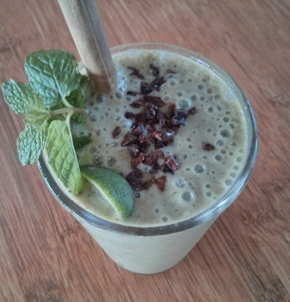 Healthy Matcha Green Tea and Raw Cacao Smoothie