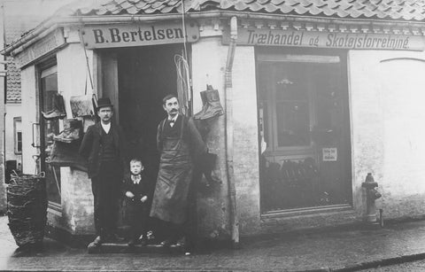 Bertel Chr. Bertelsen (med hatten) foran butikken i Vestergade 2 anno 1905