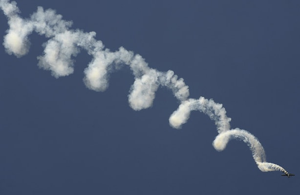 Avion décrivant une figure de Tire-Bouchon_Le Bon tire-Bouchon