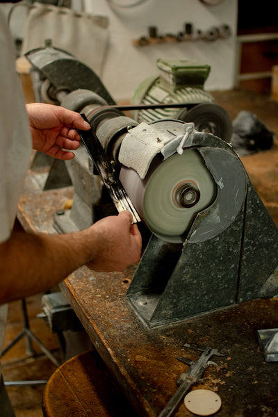 Sanding the surface of the horn. Only after sanding, the beautiful shades appear.