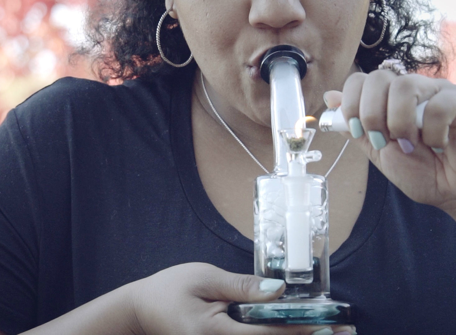 using-pipes-bongs-to-smoke-medical-marijuana-hellomd