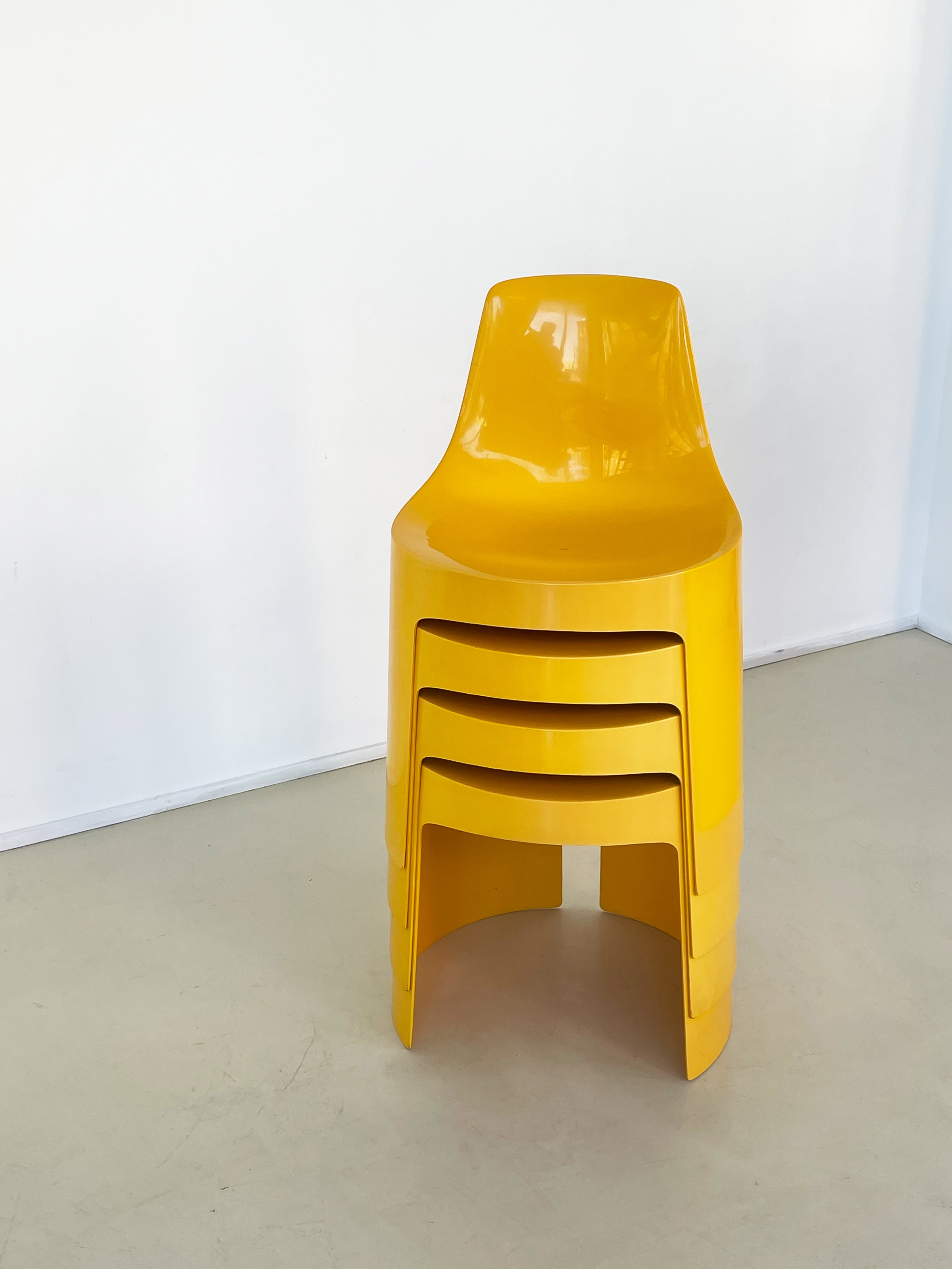 umbo stacking chairs