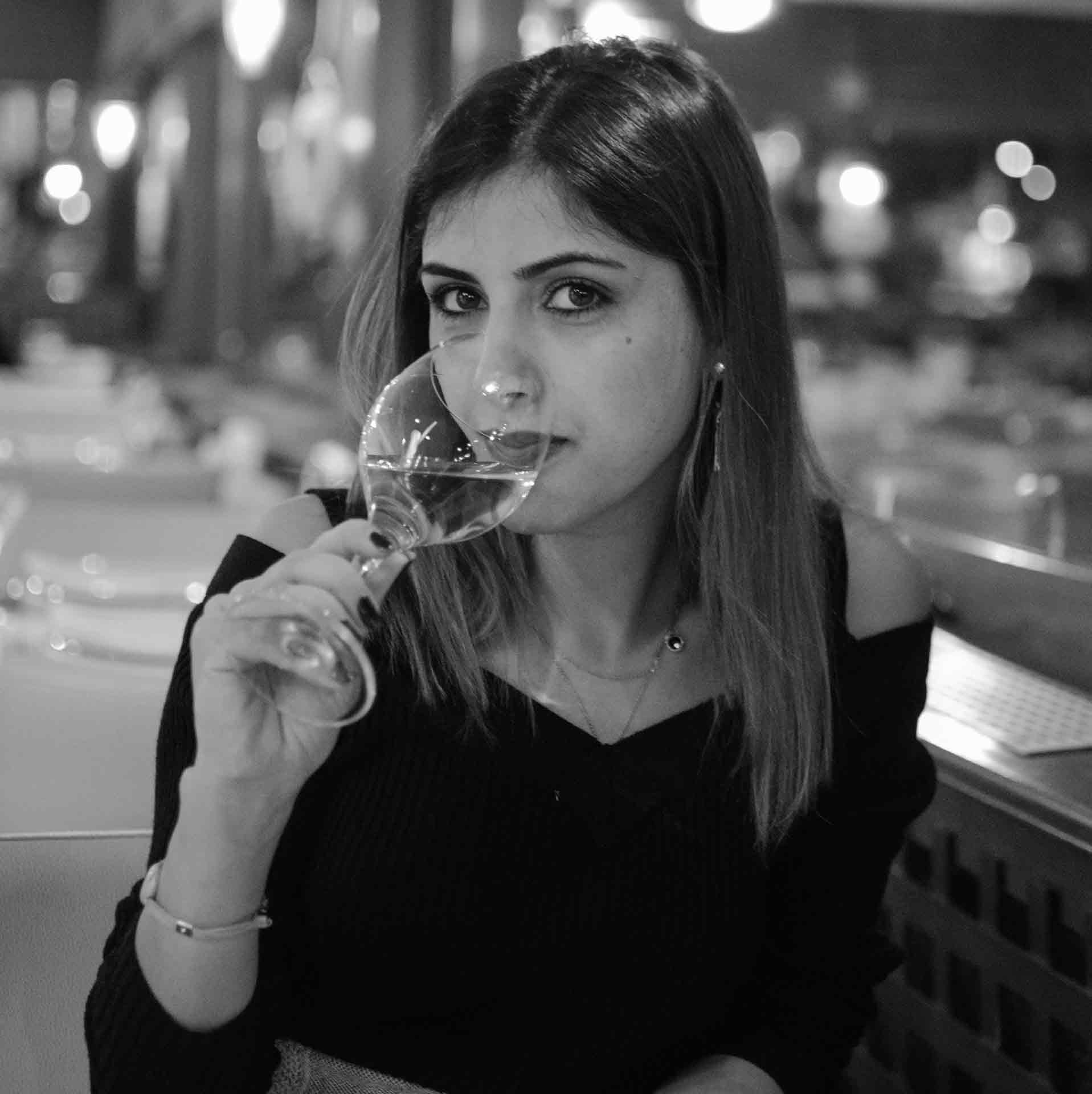 donna bicchiere vino analcolico