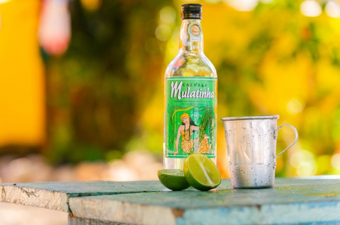 Ein perfekter Caipirinha mit Cachaça Mulatinha der Cachaça Destillerie Alambique Paratiana in Paraty