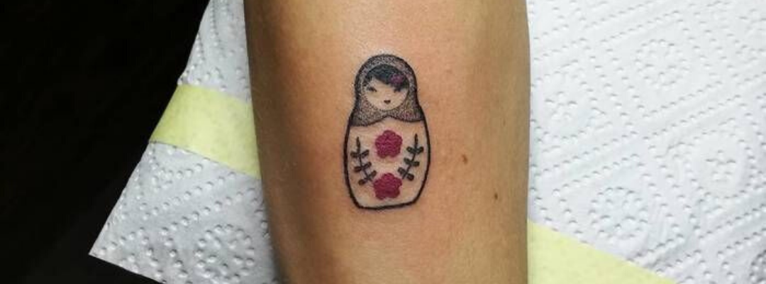 Tatouage petite poupée.