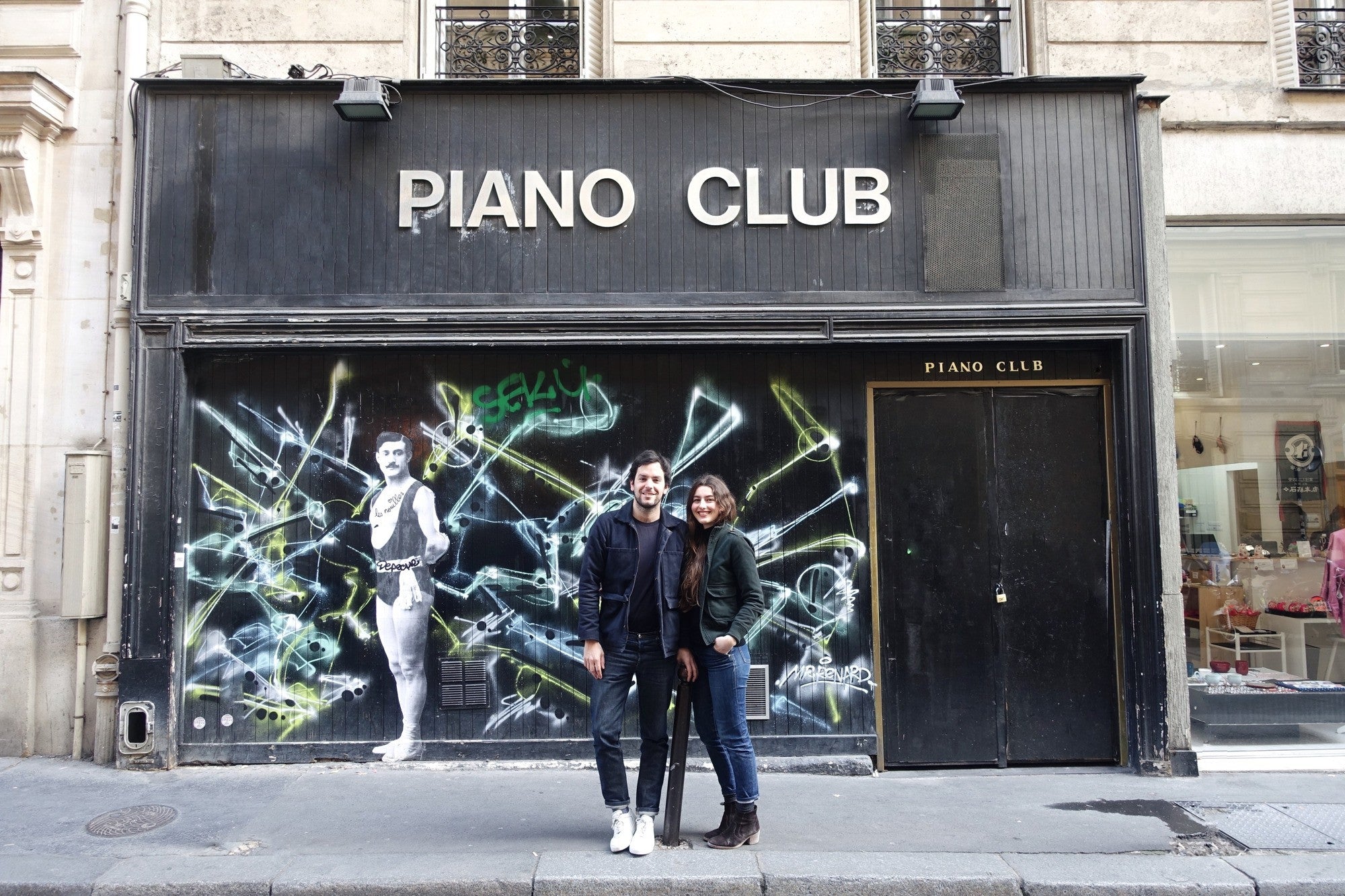 Léo et Violette devant ce qui deviendra leur première boutique