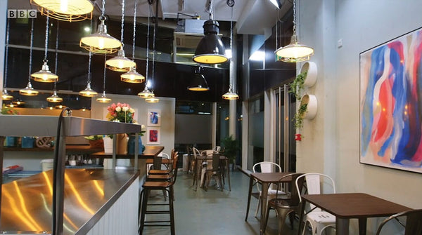 Industrial lighting in the pop-up restaurant 