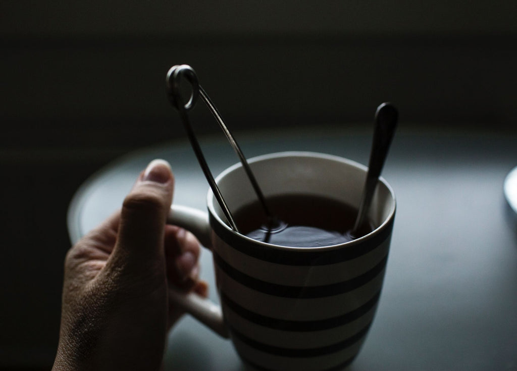 boule à thé dans un mug