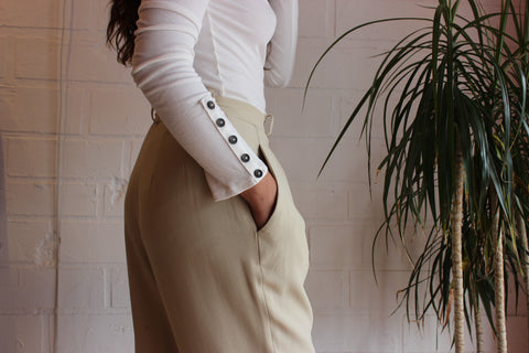 Pantalón vintage combinado con blusa de temporada
