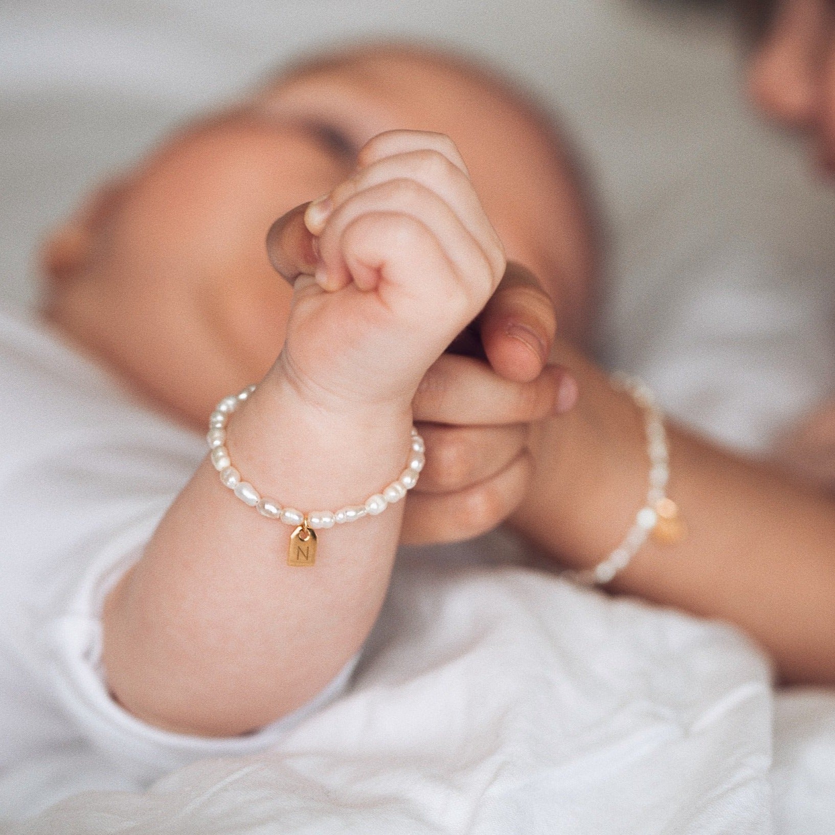 Betuttelen Naar behoren Nauw Galore Gepersonaliseerde Armband Pearl & Tag | Gold Baby – De Gele Flamingo