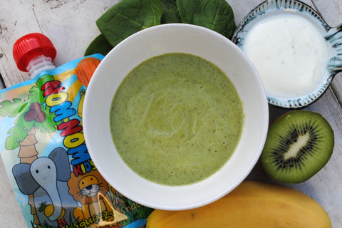 Kiwi, banana, spinach and vanilla yogurt smoothie