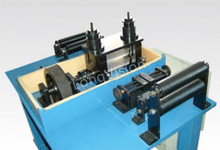 Máquina para corrugar cintas de acero y/o aluminio, para dar mayor adherencia con materiales plásticos que se usen posteriormente ó para cumplir un diseño establecido.