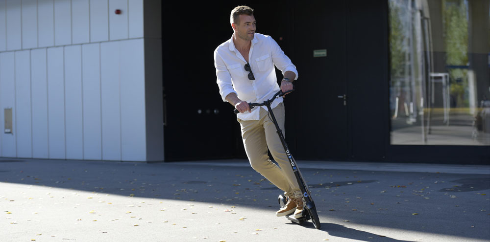 man commuting on his emicro Condor 