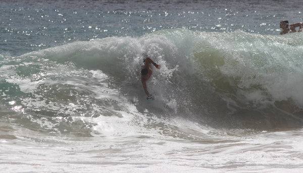 taylor char using his slyde handboard hexflex bluecrush handboard to bodysurf in hawaii