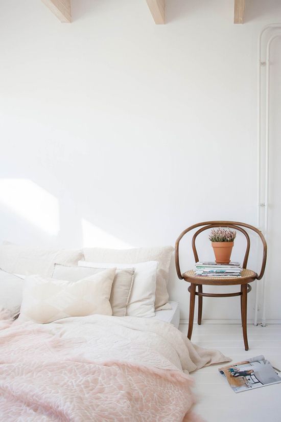 bedroom-with-stylish-chair