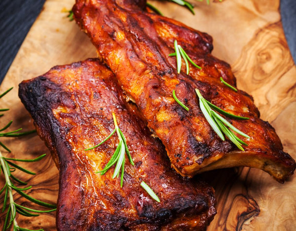 Malse spareribs van de barbecue met droge rub