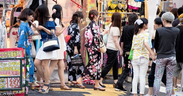 Jeunes portant yukata dans quartier Harajuku