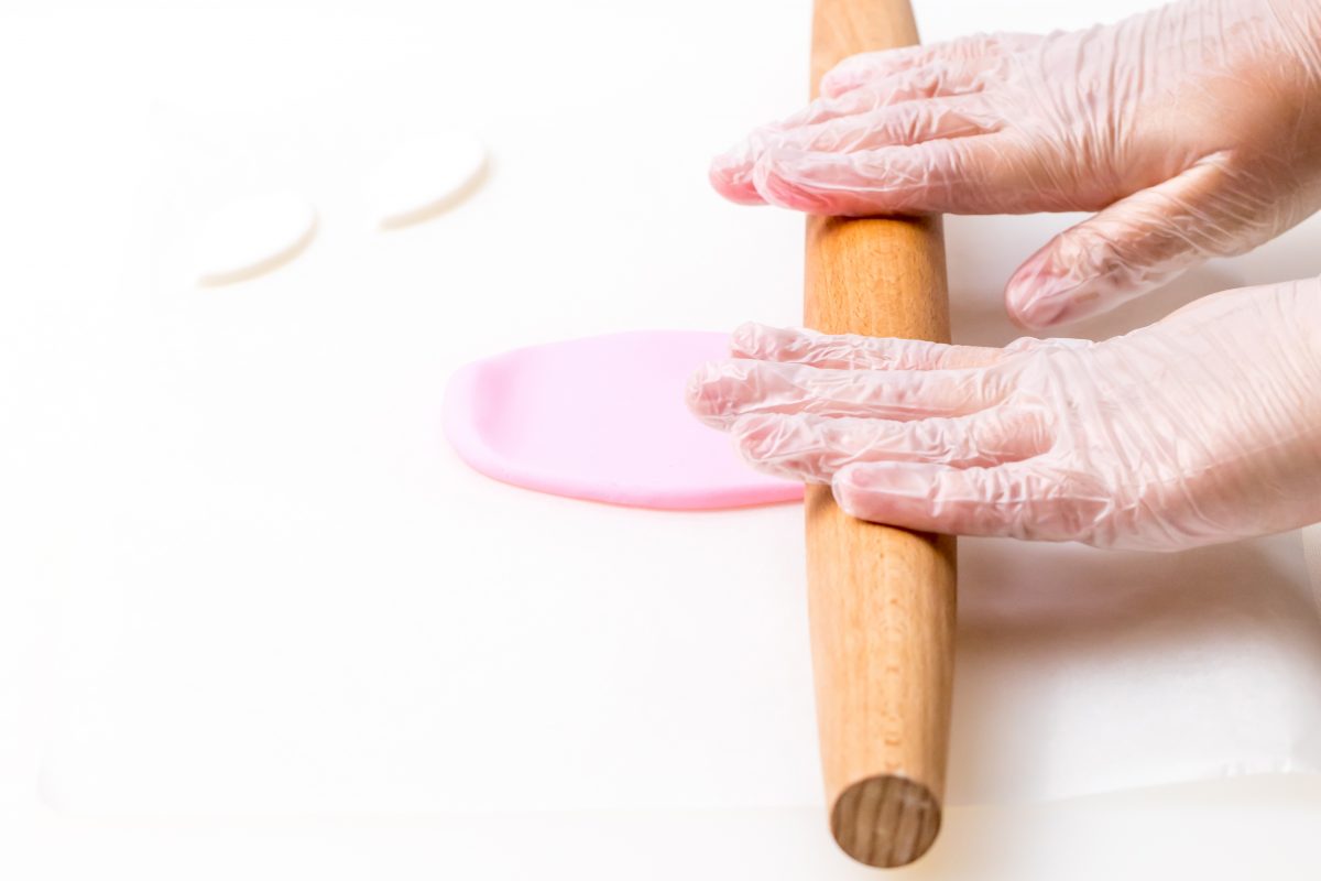 DÉROULER LE FONDANT ROSE POUR UNE PLUS PETITE PARTIE DES OREILLES