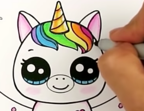 Repasser un feutre noir pour le dessin de la crinière de la licorne