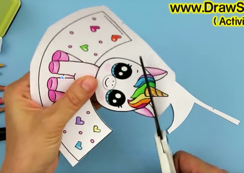 Découper avec les ciseaux la feuille de papier en suivant le dessin de la licorne kawaii