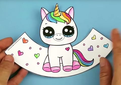 La licorne en papier est découpée