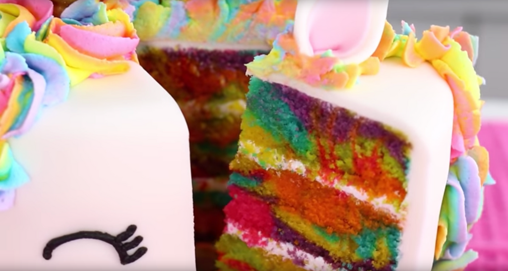 gateau licorne avec beaucoup de couleurs