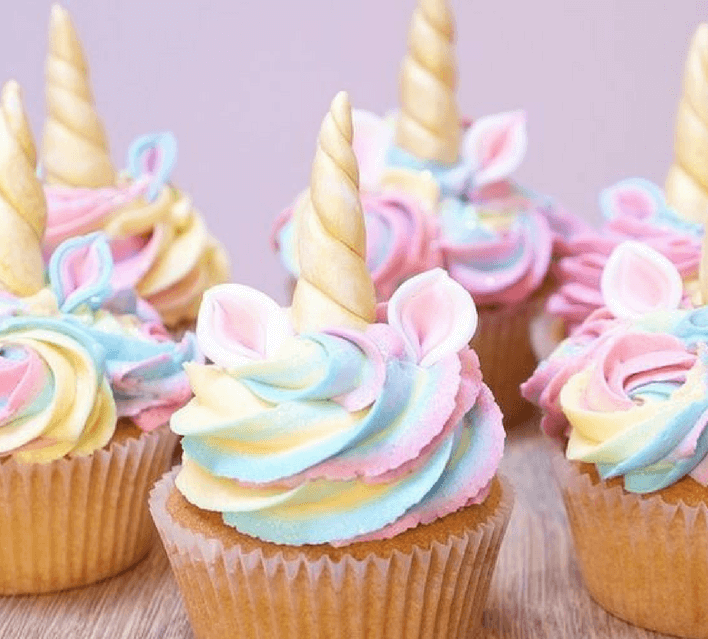 cupcake licorne couleurs pastels et cornede licorne