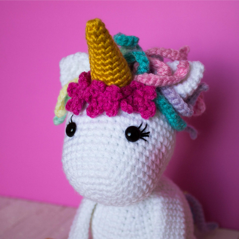 tête jolie licorne amigurumi avec fleurs