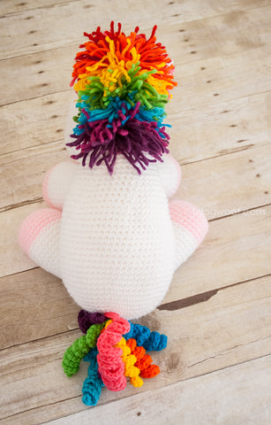 Photo licorne amigurumi avec crinière et queue arc-en-ciel