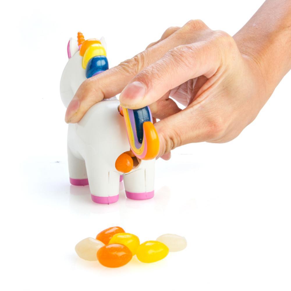 Un jouet licorne fait caca des bonbons colorés