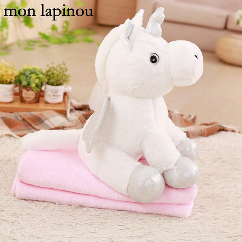 Peluche licorne blanche avec une couverture