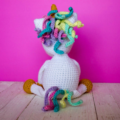 queue et crinière jolie licorne amigurumi