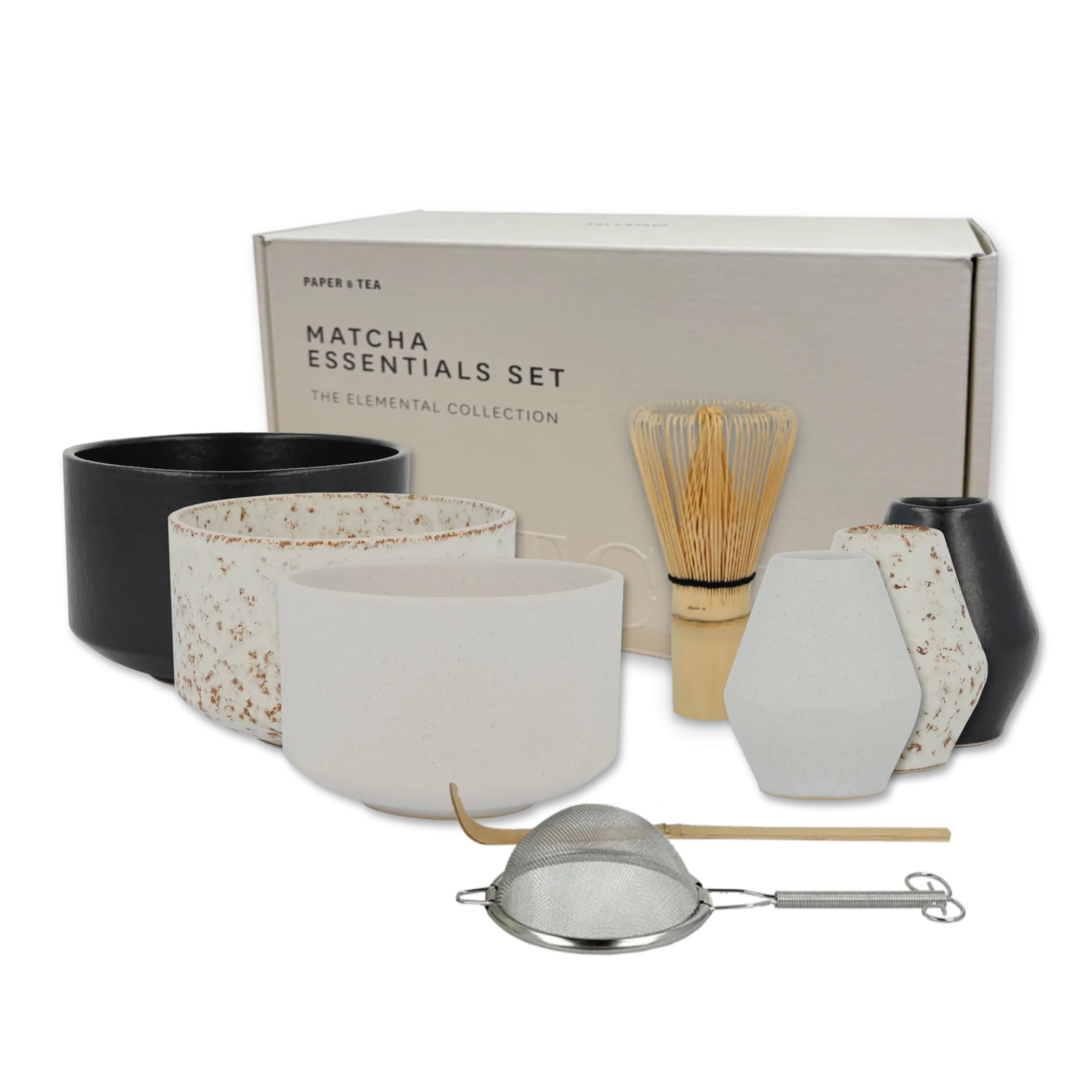Matcha Essentials Set von PAPER & TEA mit Keramikschalen, Bambusbesen, Teesieb und Bambuslöffel.