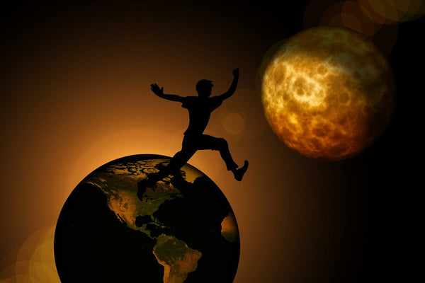 Mann springt von Erde auf den Mond