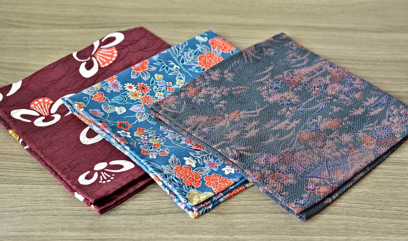 Pochette kimono bleu à bords roulés