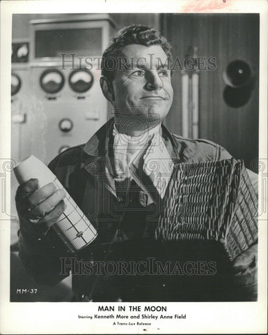 1961 Press Photo Kenneth More Actor Man In The Moon - Historic Images