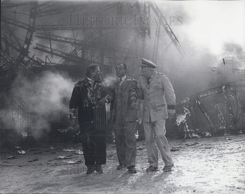 1976 Press Photo "The Hindenburg" starring Charles Durning, Richard Dysart, and  - Historic Images