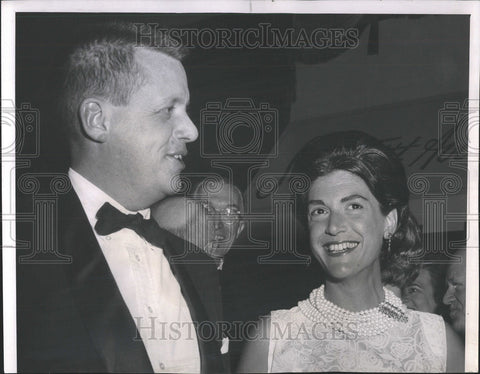 1963 Press Photo Stanton Armour wife Jean Lake Foresters downtown Black Tie - Historic Images