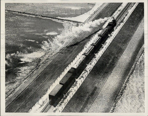 1940 Press Photo Train Crossing the Hindenburg Dam, Toender, Denmark - Historic Images