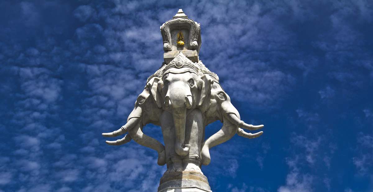 Installé en haut d'un pilier ou d'une colonne, l'éléphant signifie La Lumière de la Connaissance